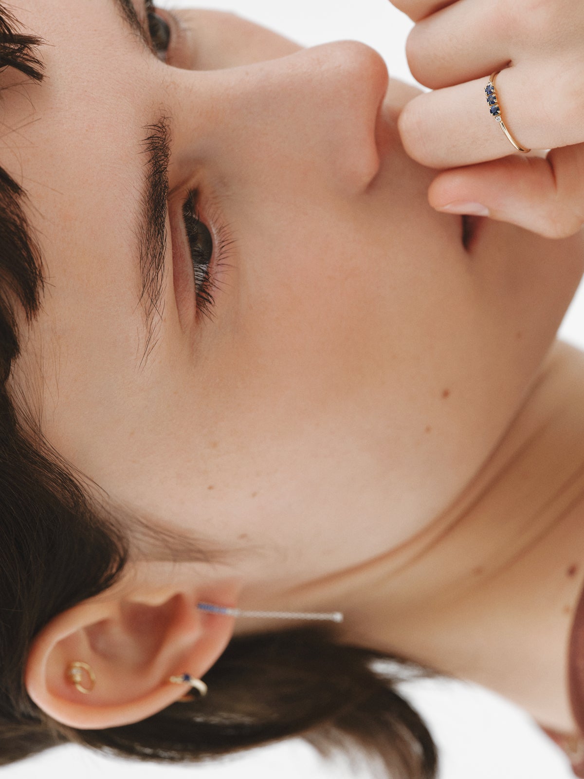 Anillo de oro amarillo de 9K con zafiros y diamantes