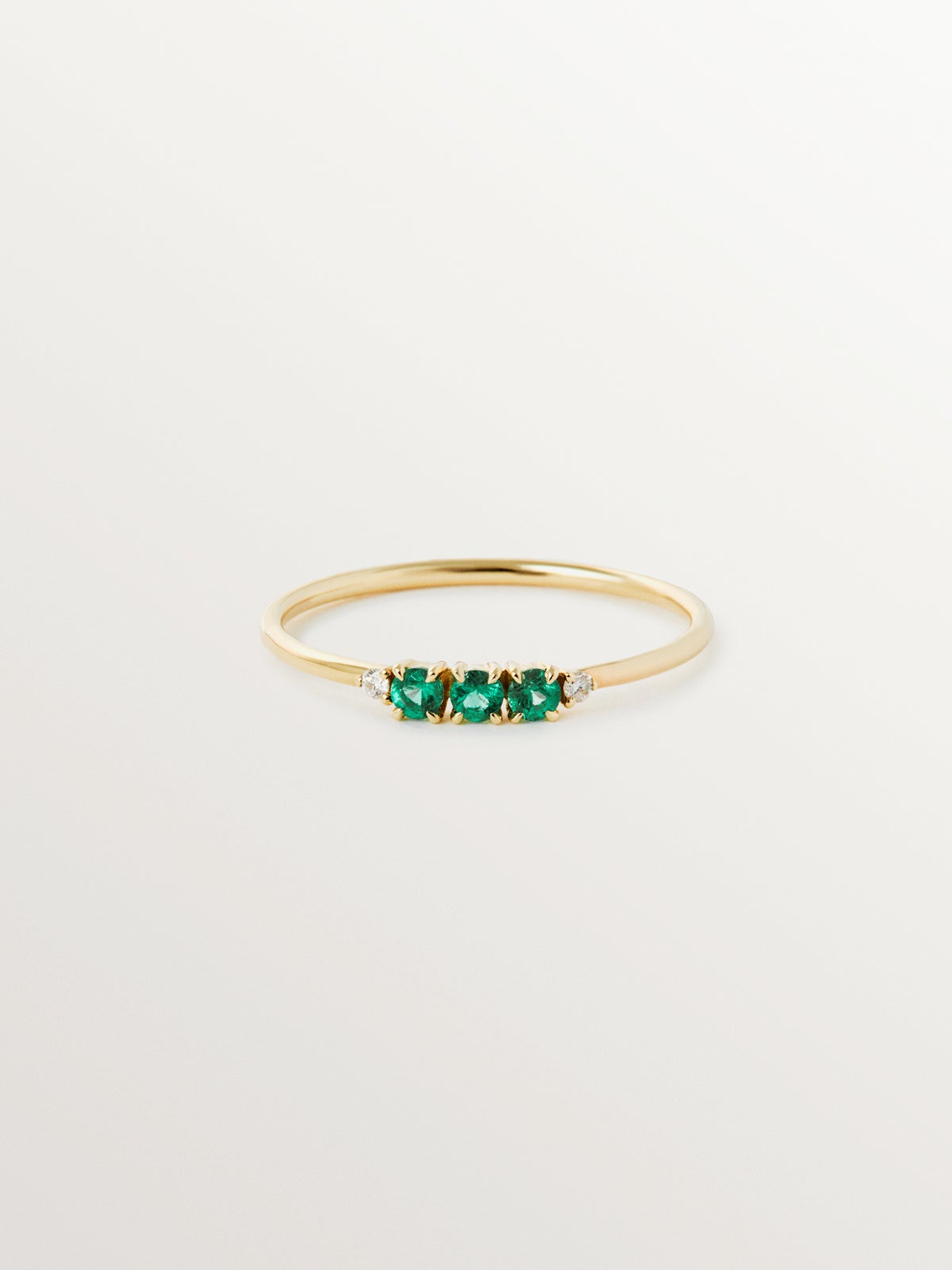 Anillo de oro amarillo de 9K con esmeraldas y diamantes