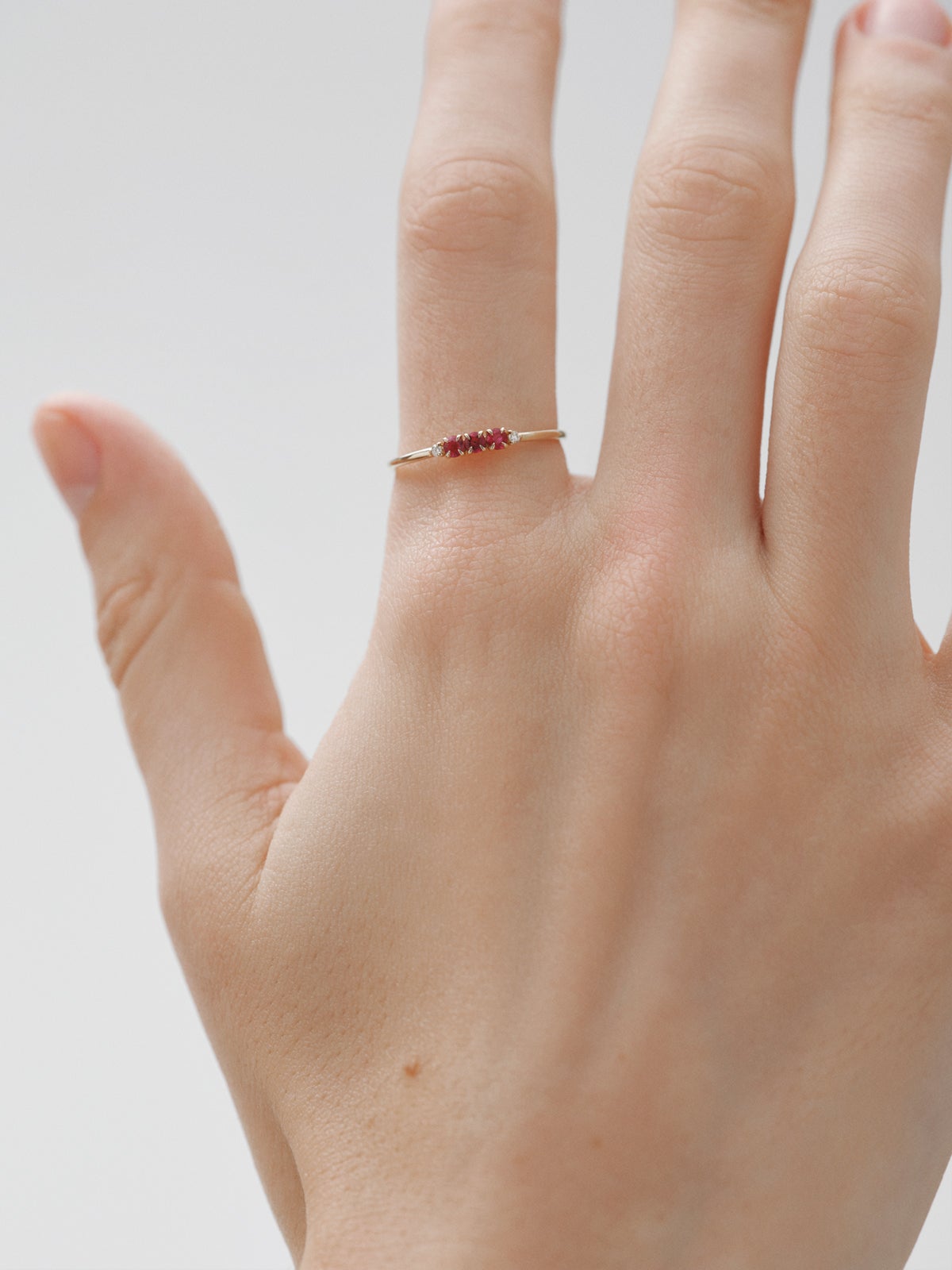 Anillo de oro amarillo de 9K con rubís y diamantes