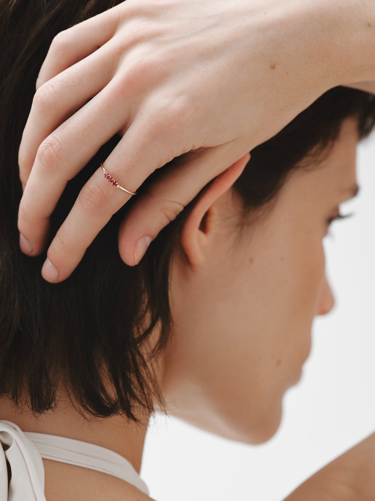 Anillo de oro amarillo de 9K con rubís y diamantes