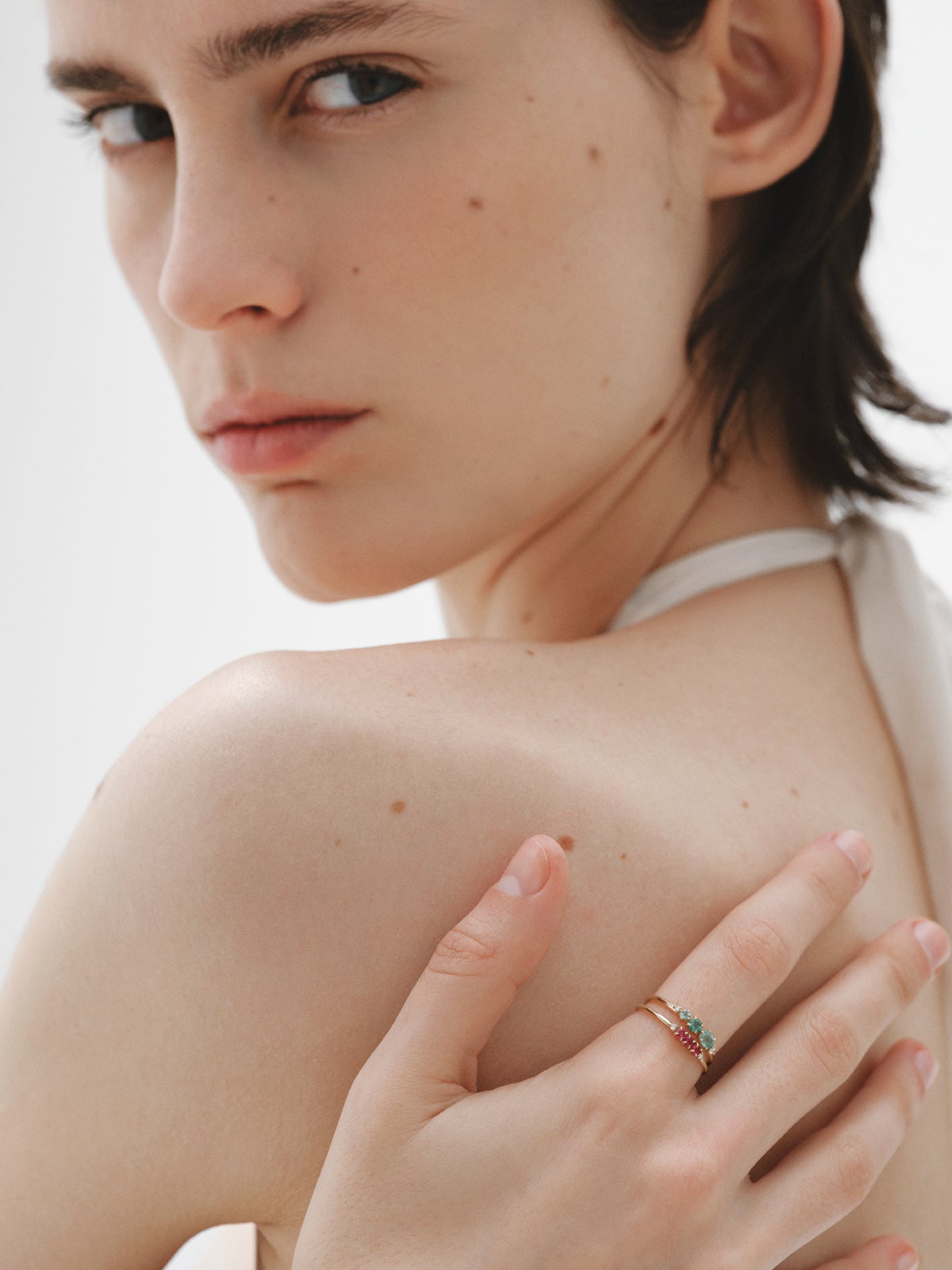 Anillo de oro amarillo de 9K con rubís y diamantes