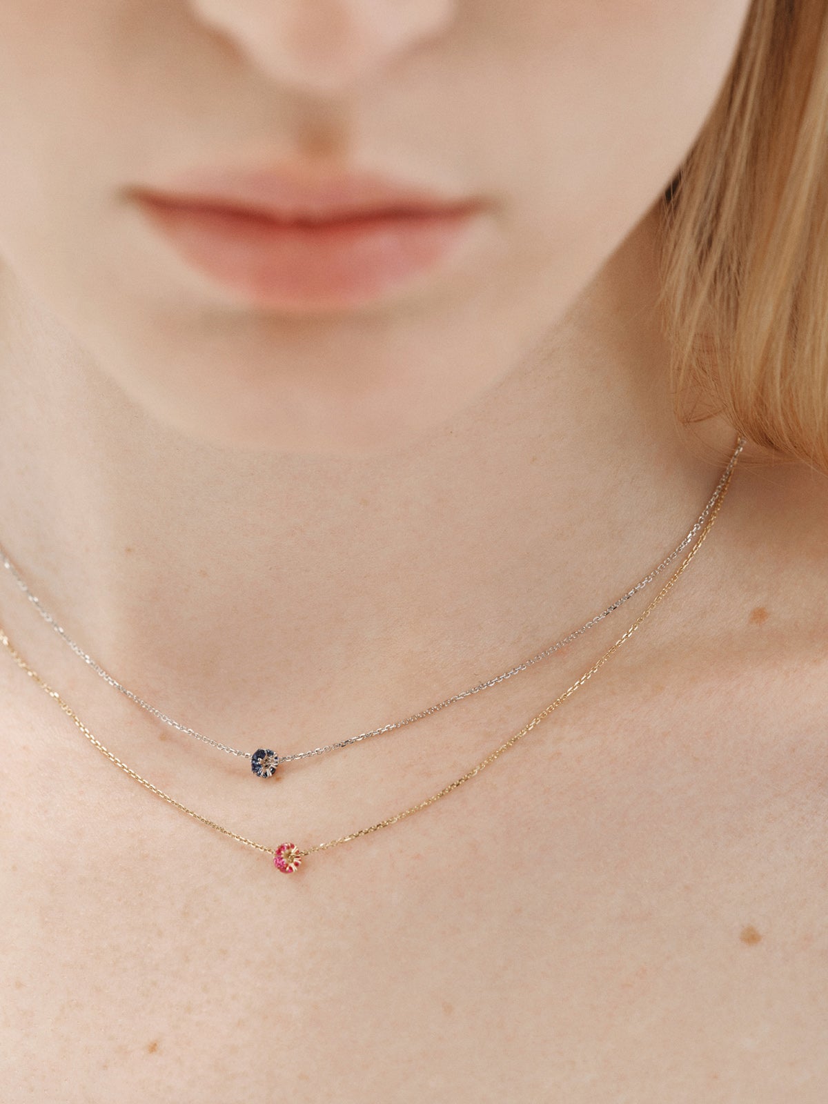 Colgante de oro blanco de 9K con zafiros azules y diamantes