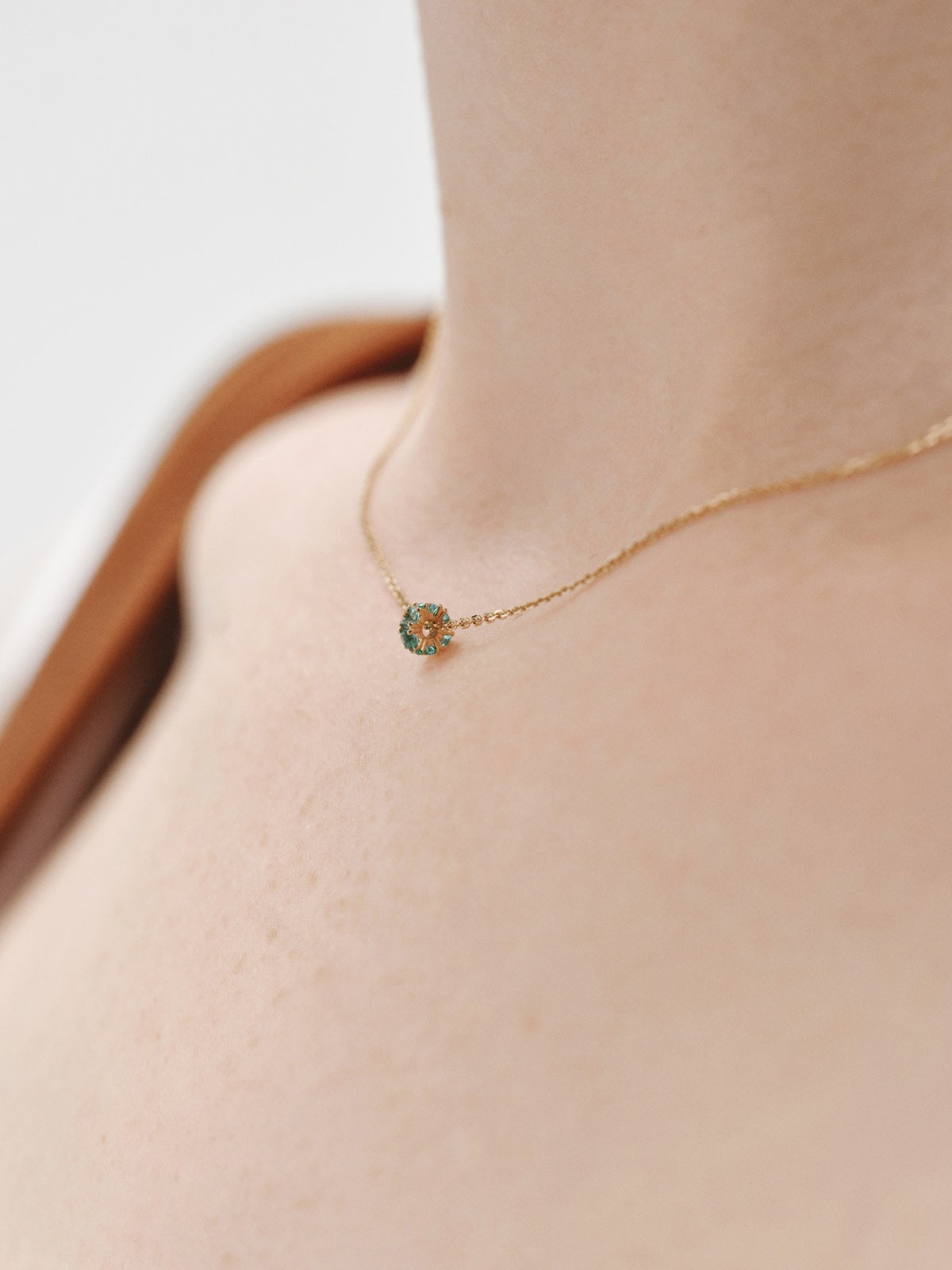 Colgante de oro amarillo de 9K con esmeraldas y diamantes