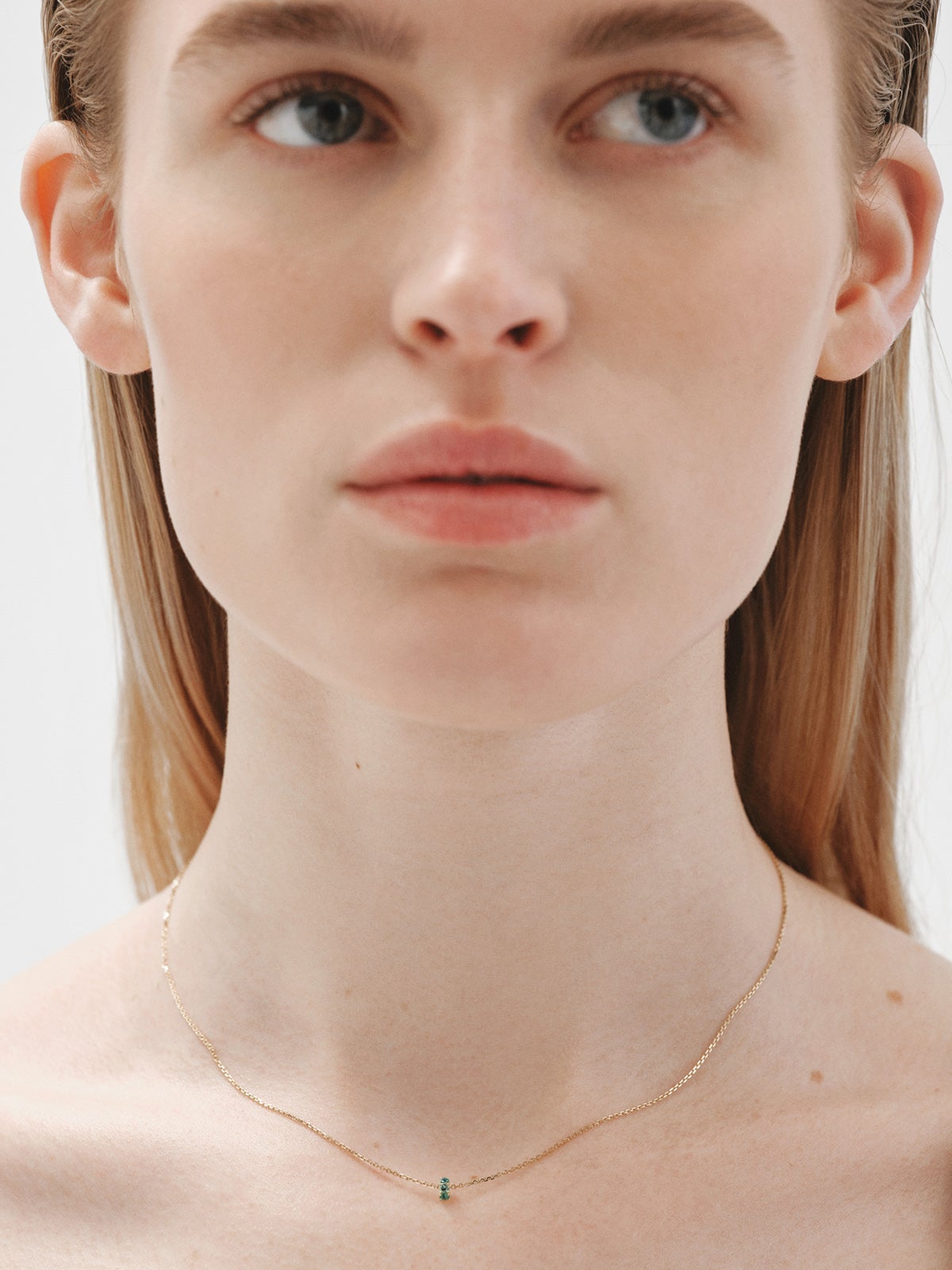 Colgante de oro amarillo de 9K con esmeraldas y diamantes