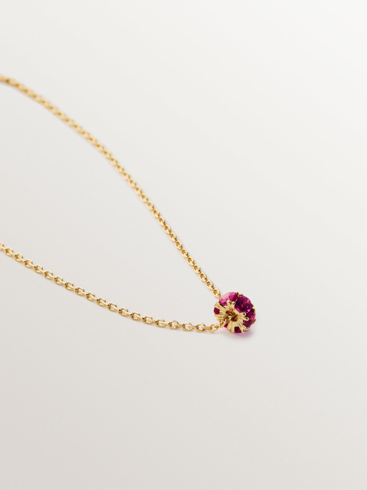 Colgante de oro amarillo de 9K con rubís y diamantes