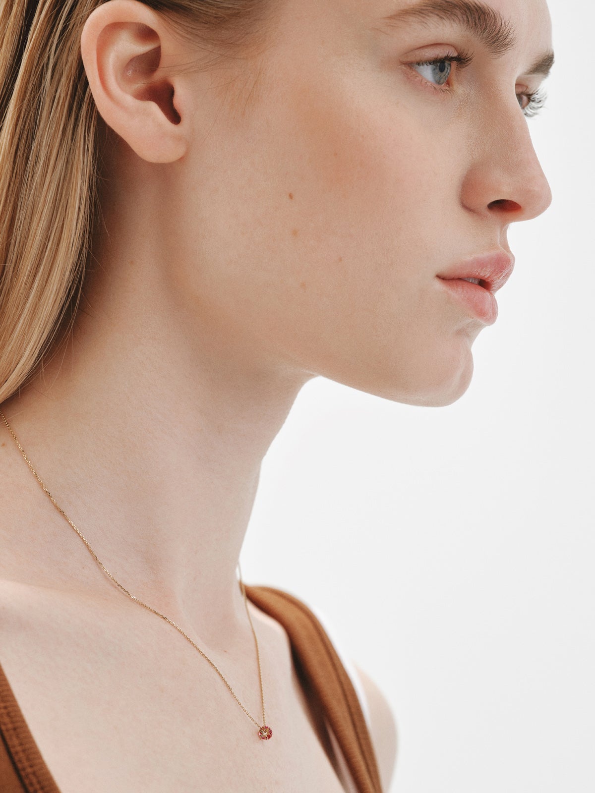 Colgante de oro amarillo de 9K con rubís y diamantes