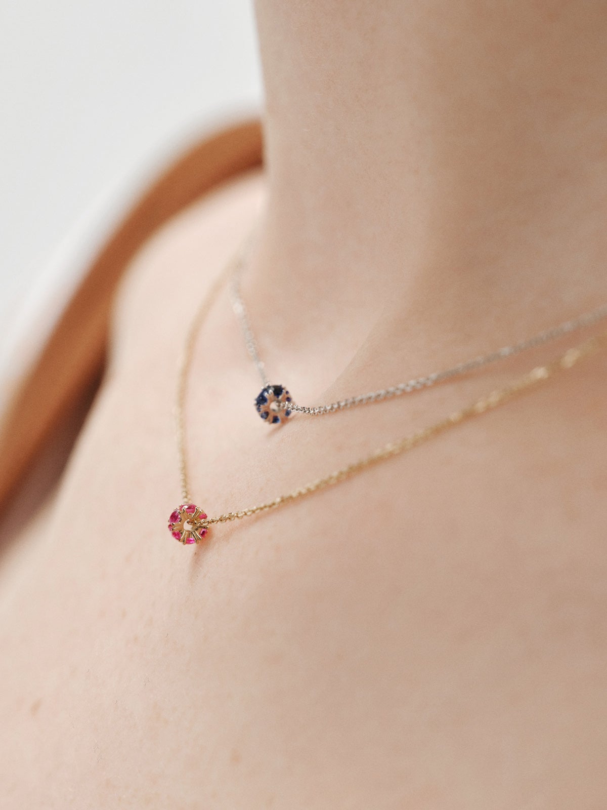 Colgante de oro amarillo de 9K con rubís y diamantes