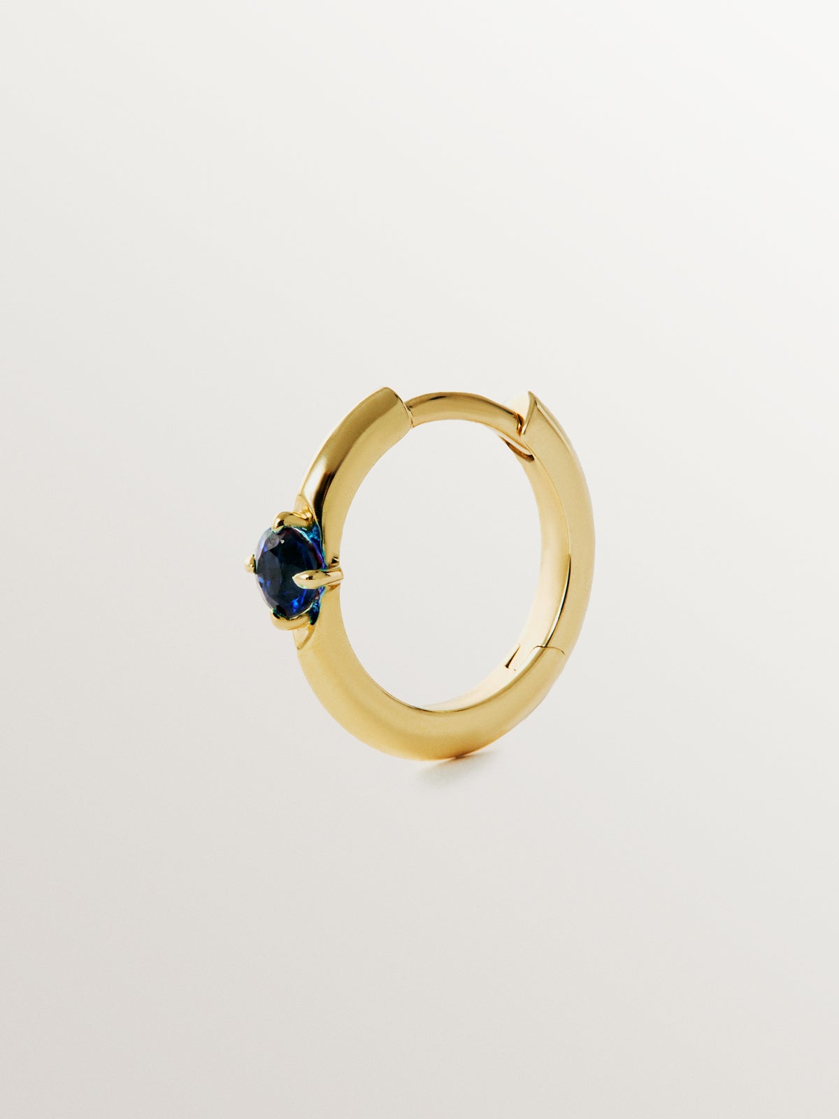 Pendiente de aro individual de oro amarillo de 9K con zafiro azul