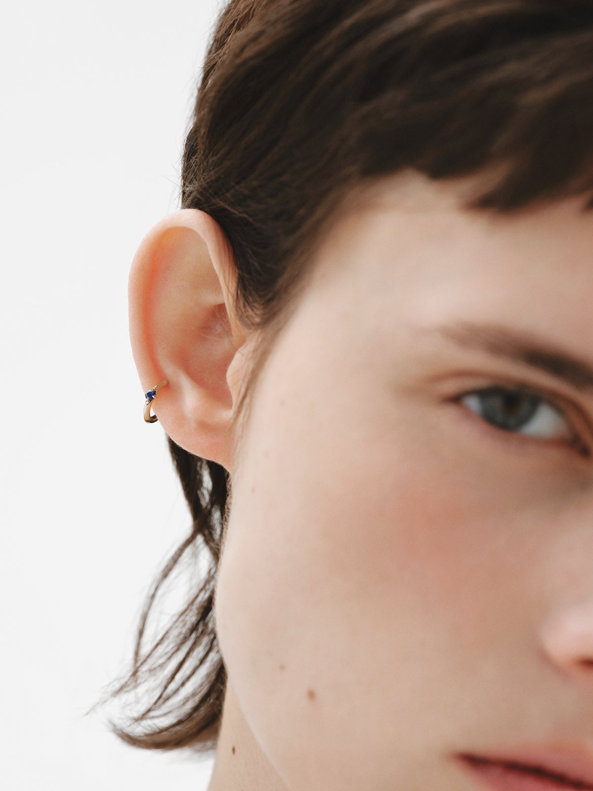 Pendiente de aro individual de oro amarillo de 9K con zafiro azul