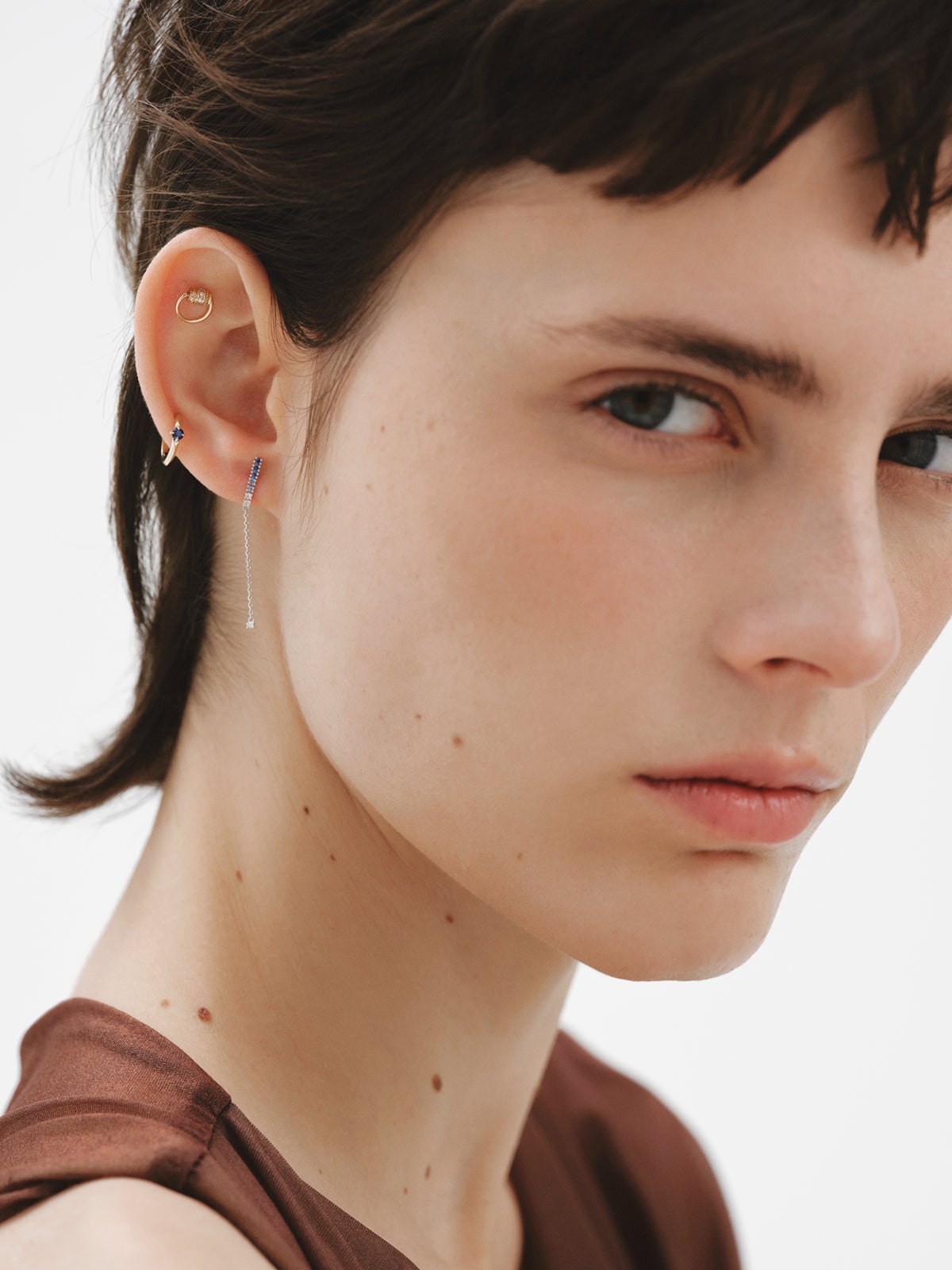 Pendiente de aro individual de oro amarillo de 9K con zafiro azul