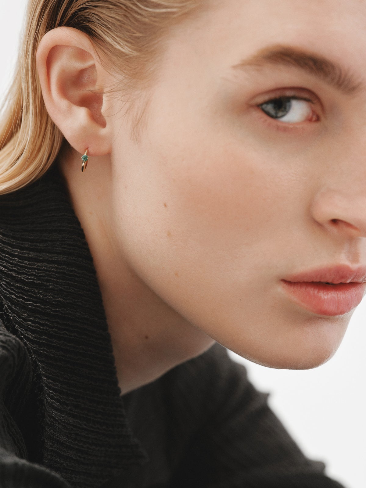 Pendiente de aro individual de oro amarillo de 9K con esmeralda