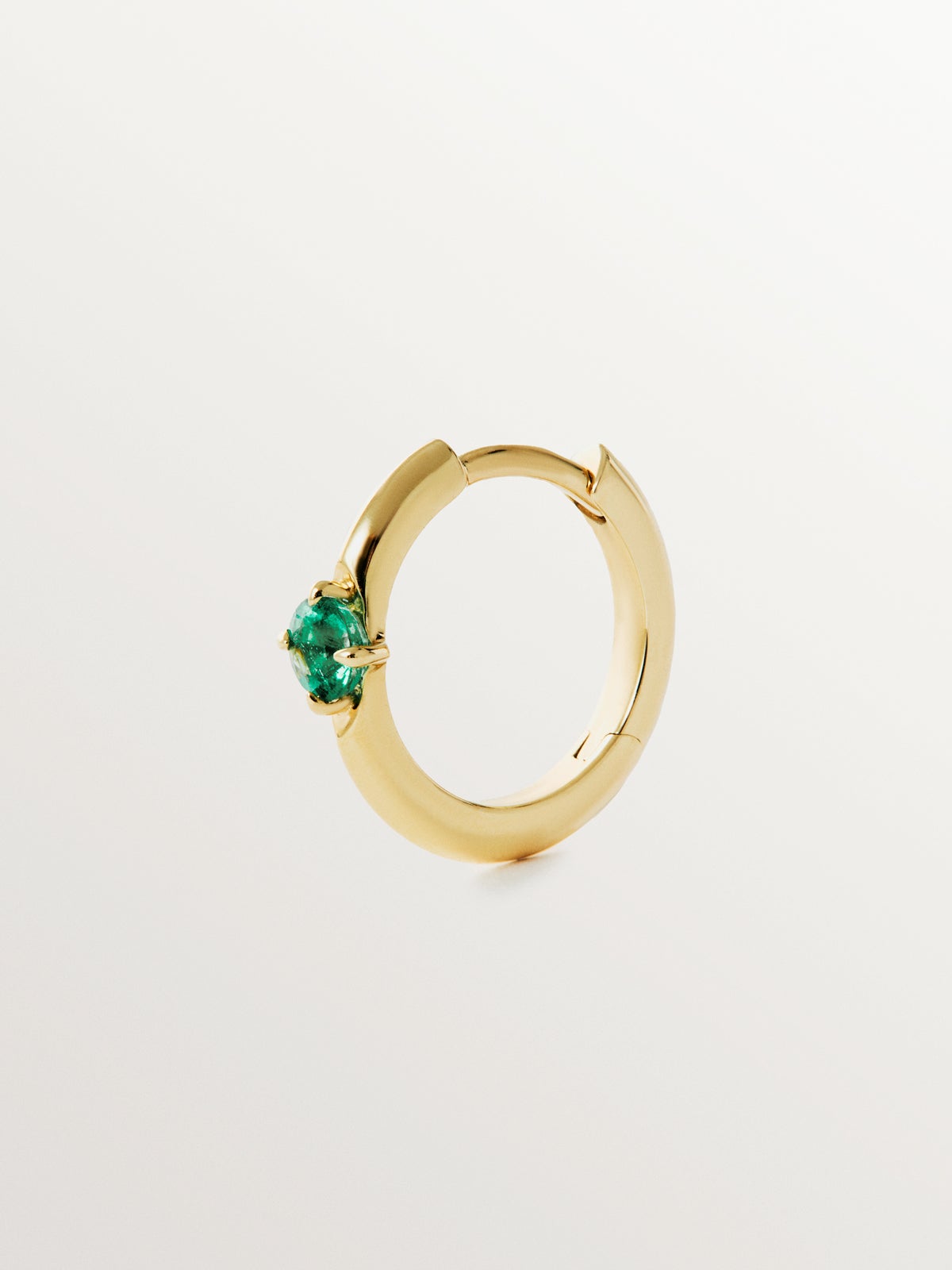 Pendiente de aro individual de oro amarillo de 9K con esmeralda