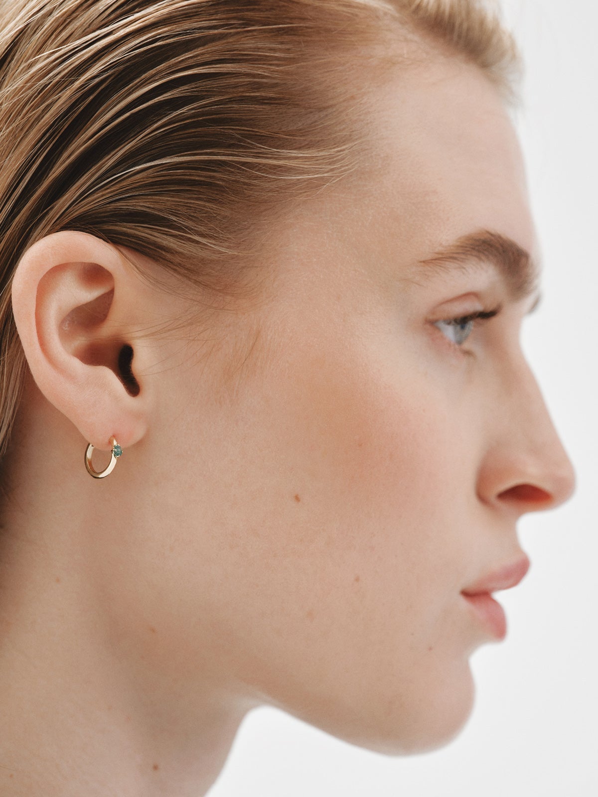 Pendiente de aro individual de oro amarillo de 9K con esmeralda