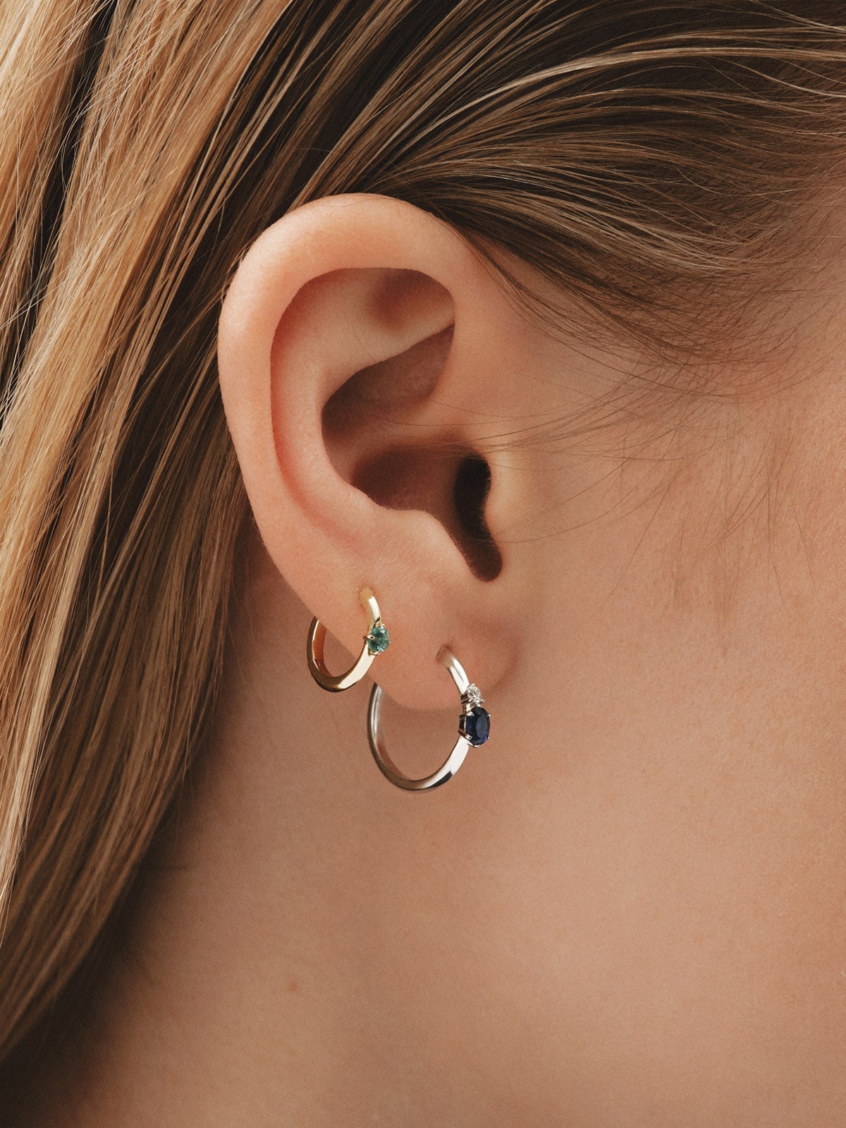 Pendiente de aro individual de oro amarillo de 9K con esmeralda