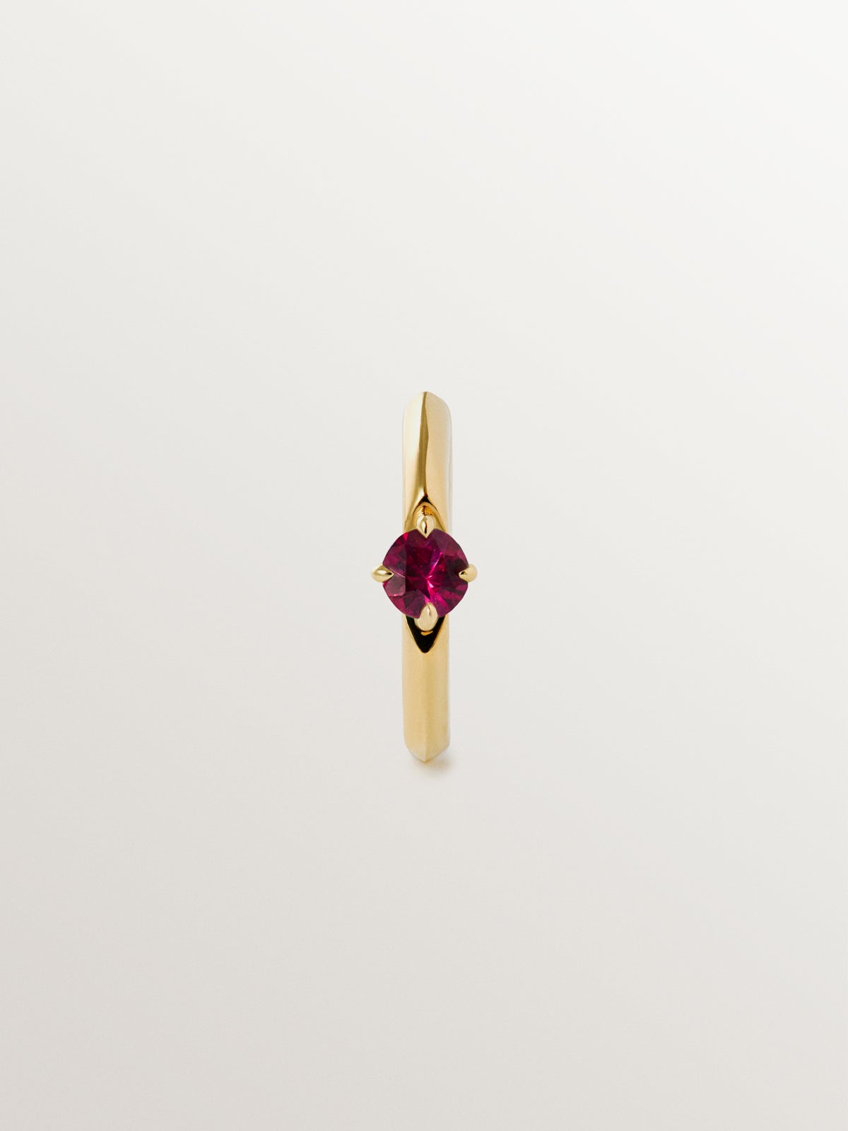 Pendiente de aro individual de oro amarillo de 9K con rubí