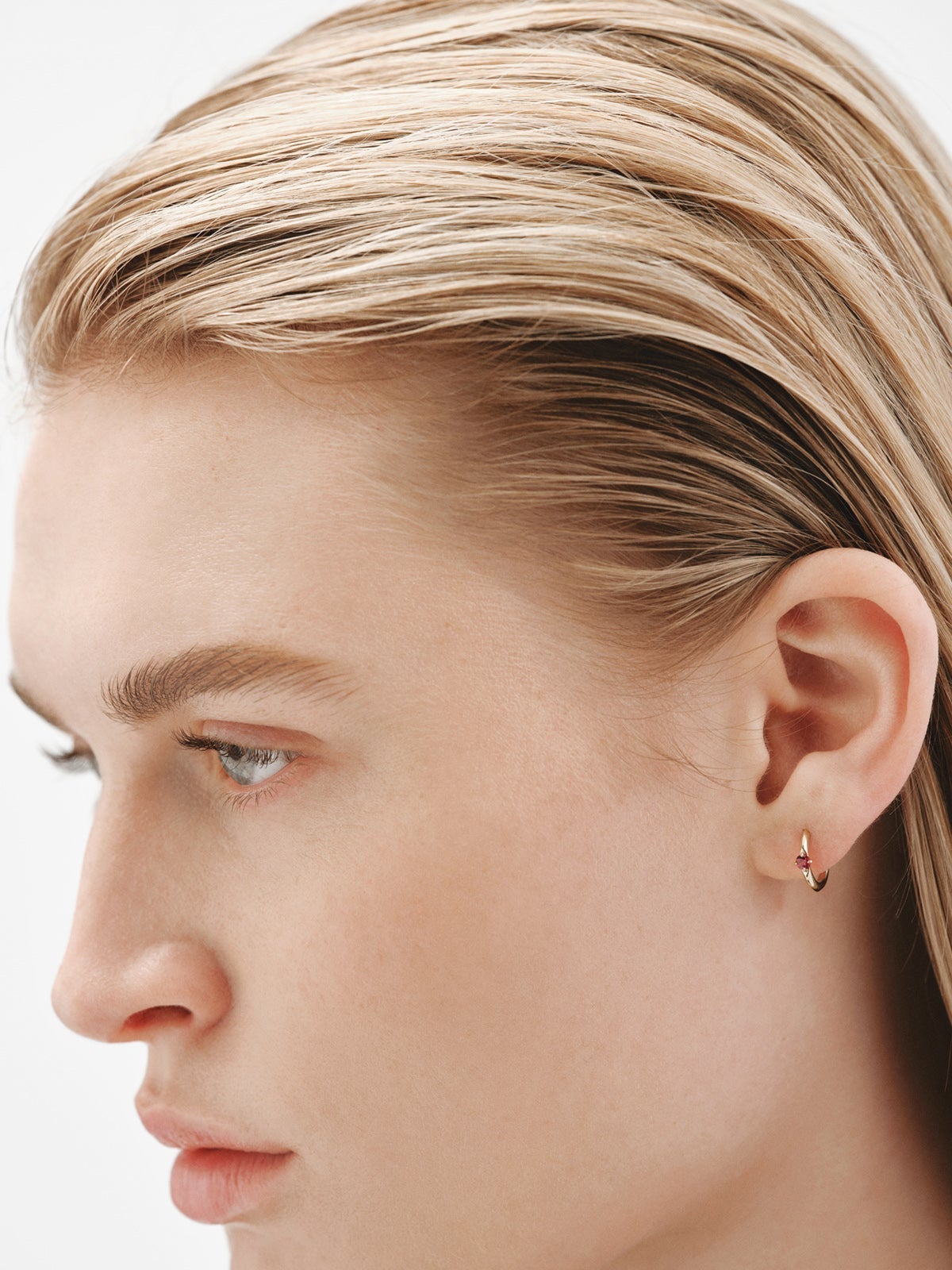 Pendiente de aro individual de oro amarillo de 9K con rubí