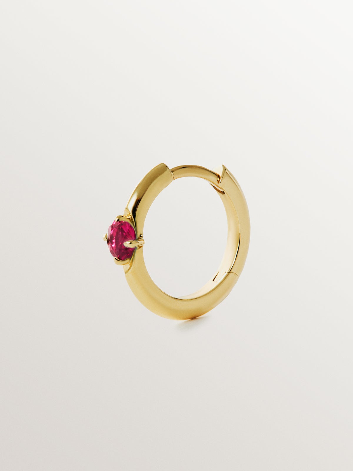Pendiente de aro individual de oro amarillo de 9K con rubí