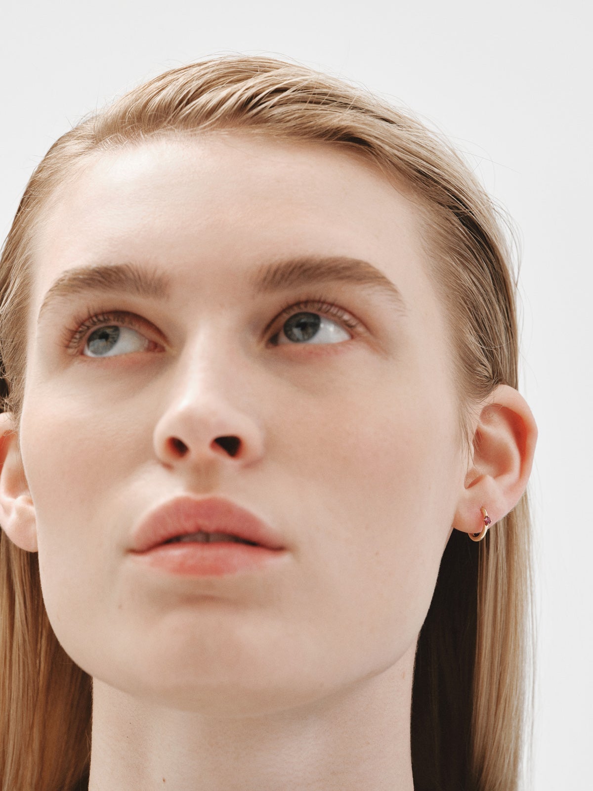 Pendiente de aro individual de oro amarillo de 9K con rubí