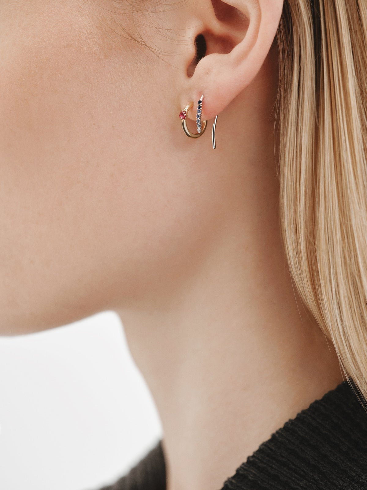 Pendiente de aro individual de oro amarillo de 9K con rubí