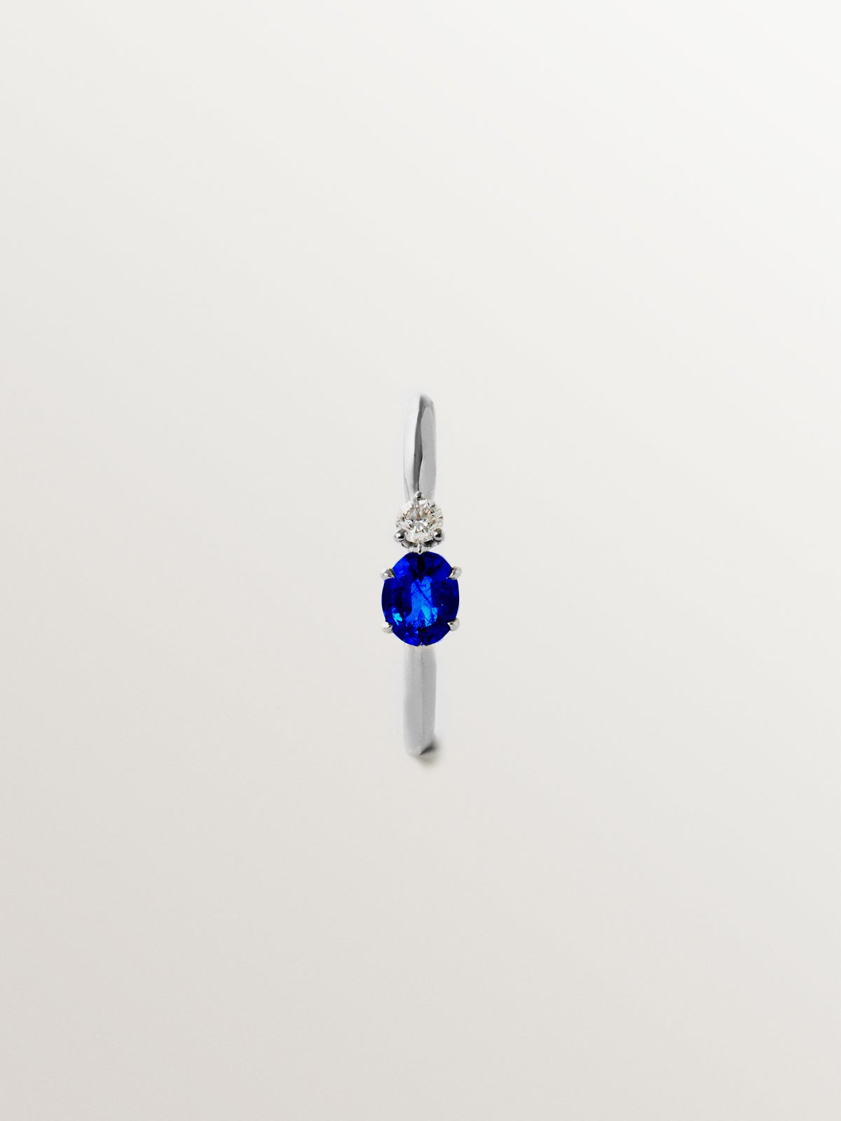Pendiente de aro individual de oro blanco de 9K con zafiro y diamante