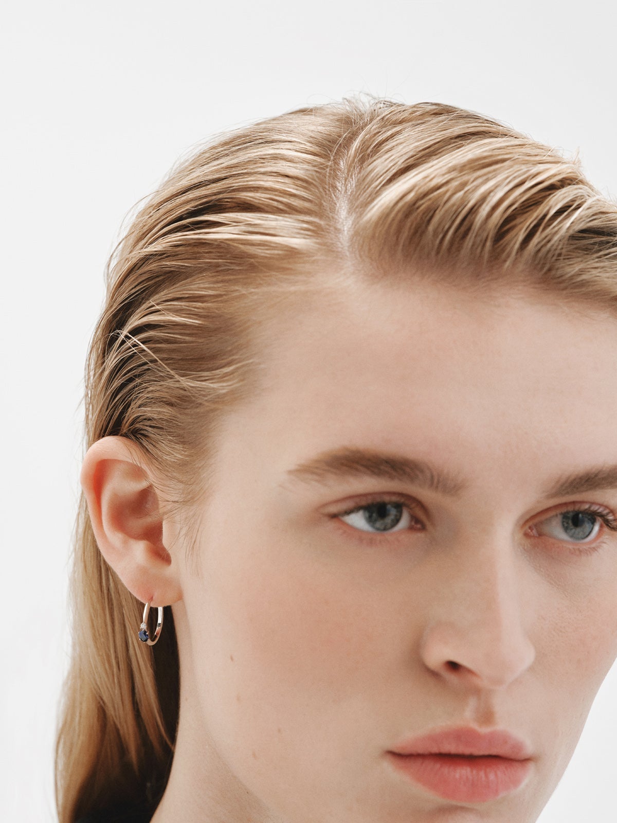 Pendiente de aro individual de oro blanco de 9K con zafiro y diamante