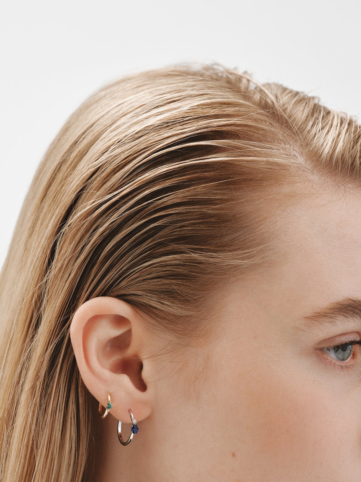 Pendiente de aro individual de oro blanco de 9K con zafiro y diamante