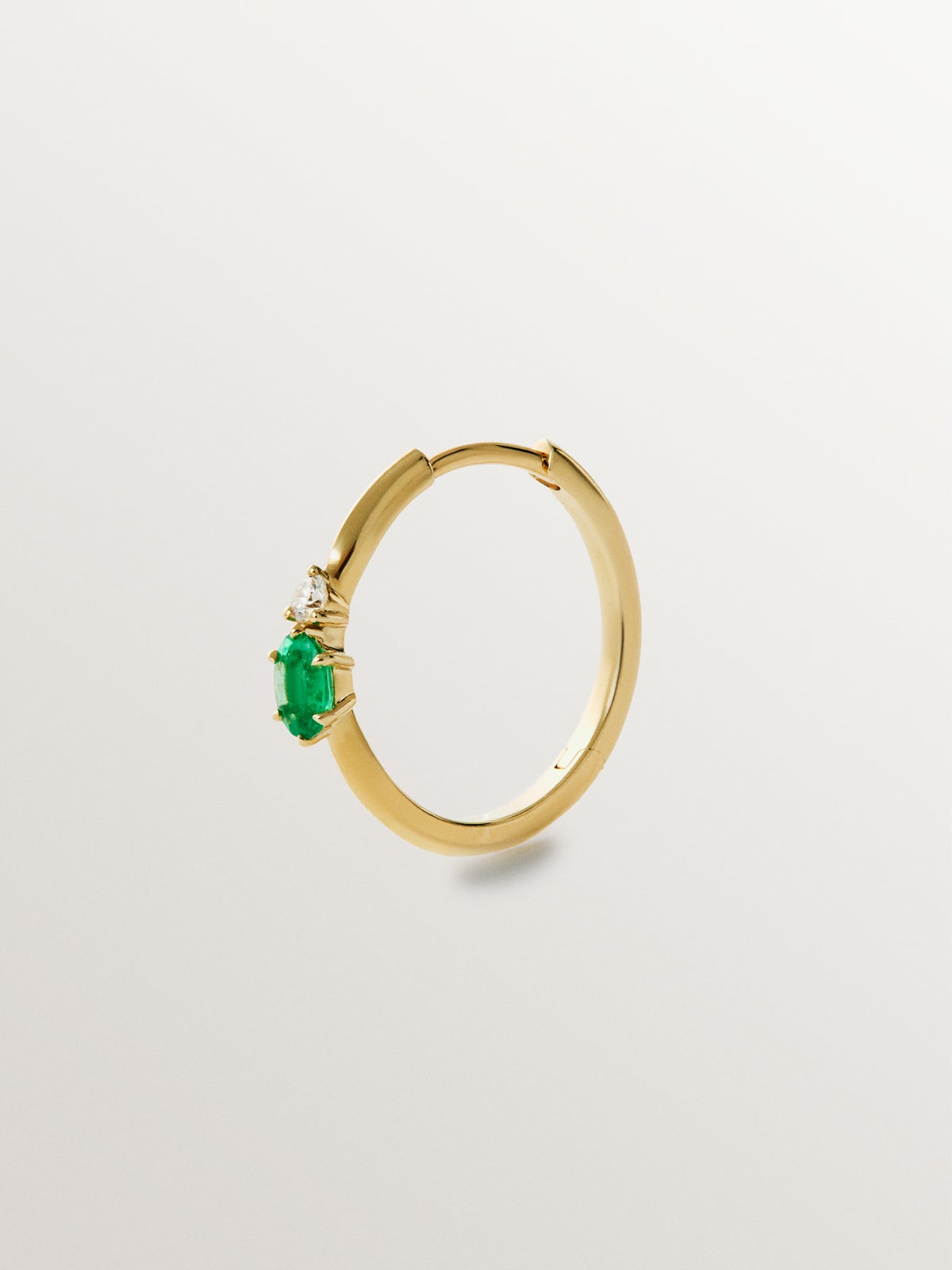 Pendiente de aro individual de oro amarillo de  9K con esmeralda y diamante