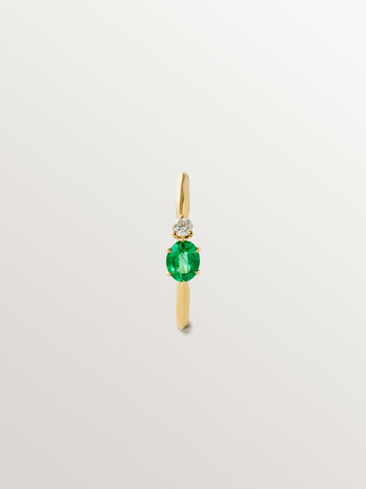 Pendiente de aro individual de oro amarillo de  9K con esmeralda y diamante
