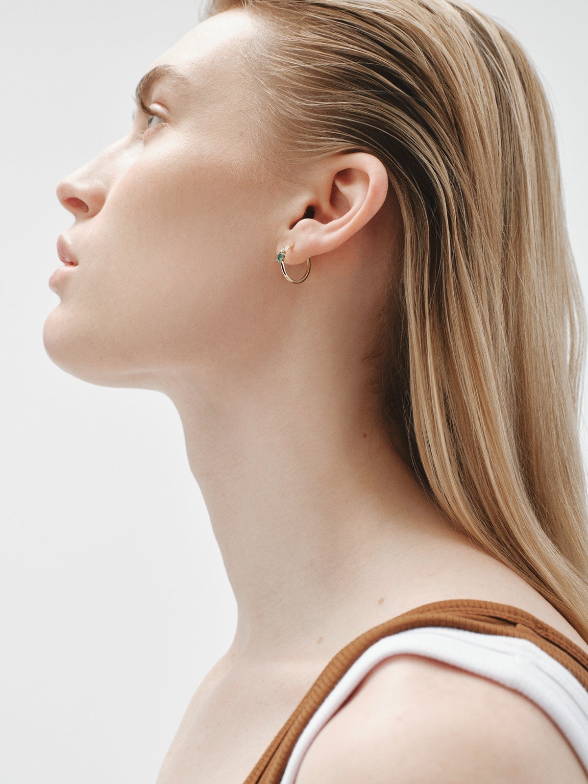 Pendiente de aro individual de oro amarillo de  9K con esmeralda y diamante