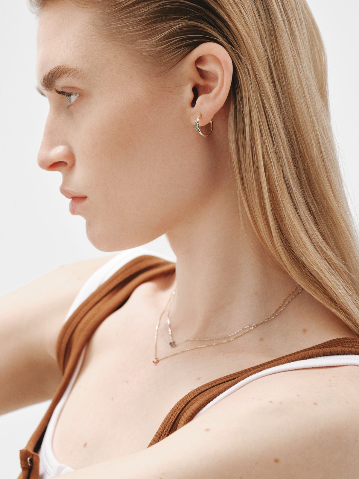 Pendiente de aro individual de oro amarillo de  9K con esmeralda y diamante