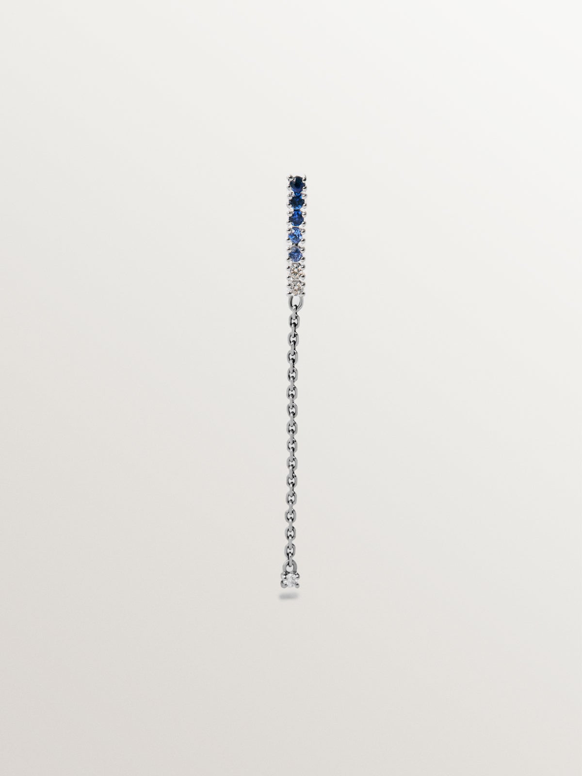 Pendiente largo individual de oro blanco de 9K con zafiros azules y diamantes