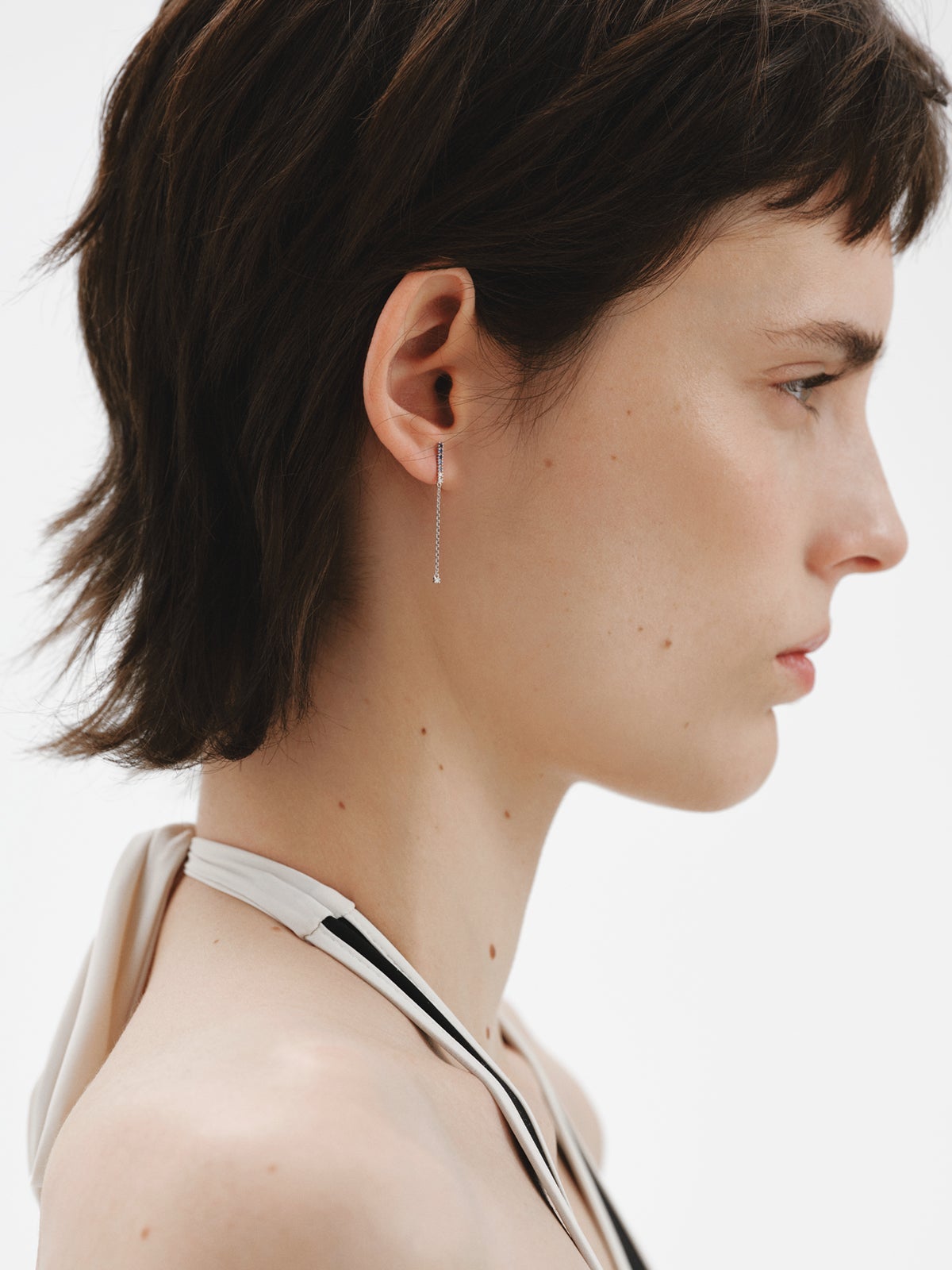 Pendiente largo individual de oro blanco de 9K con zafiros azules y diamantes