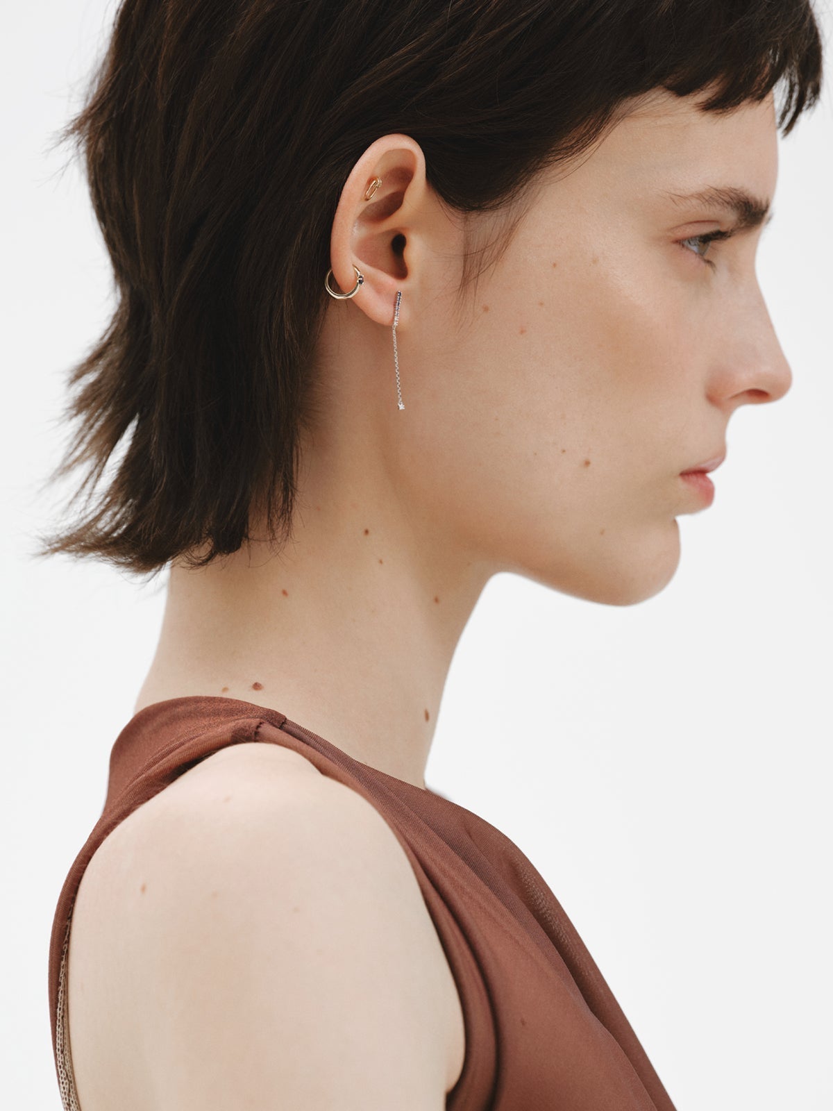 Pendiente largo individual de oro blanco de 9K con zafiros azules y diamantes