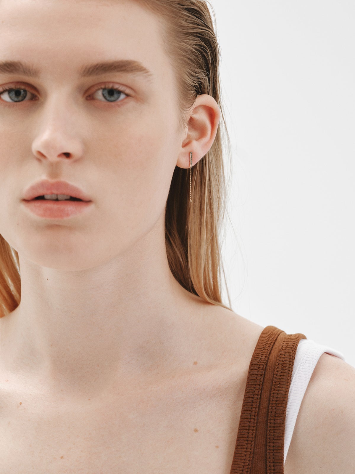 Pendiente largo individual de oro amarillo de 9K con esmeraldas y diamantes