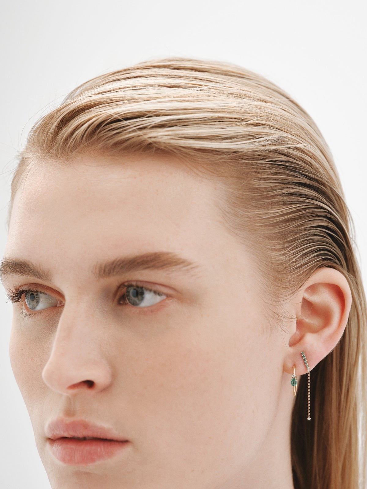 Pendiente largo individual de oro amarillo de 9K con esmeraldas y diamantes