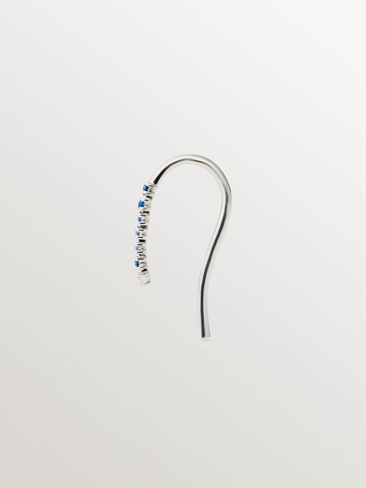 Pendiente individual de oro blanco de 9K con zafiros azules y diamantes