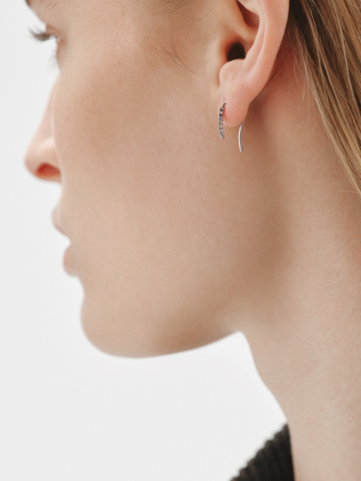 Pendiente individual de oro blanco de 9K con zafiros azules y diamantes