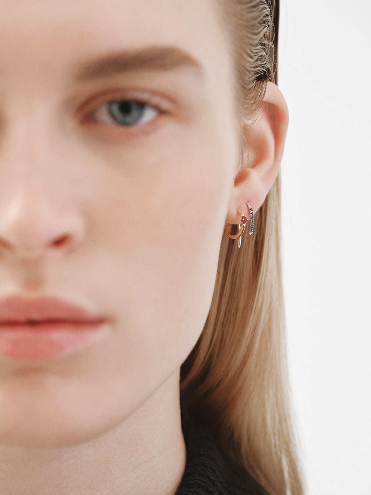 Pendiente individual de oro blanco de 9K con zafiros azules y diamantes