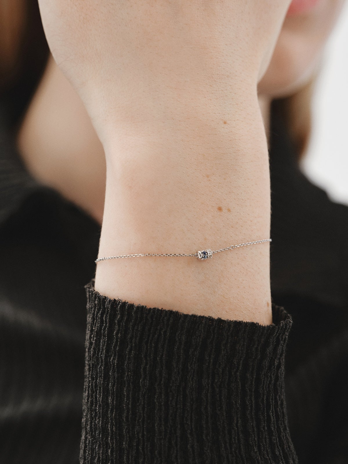 Pulsera de oro blanco de 9K con zafiros azules y diamantes