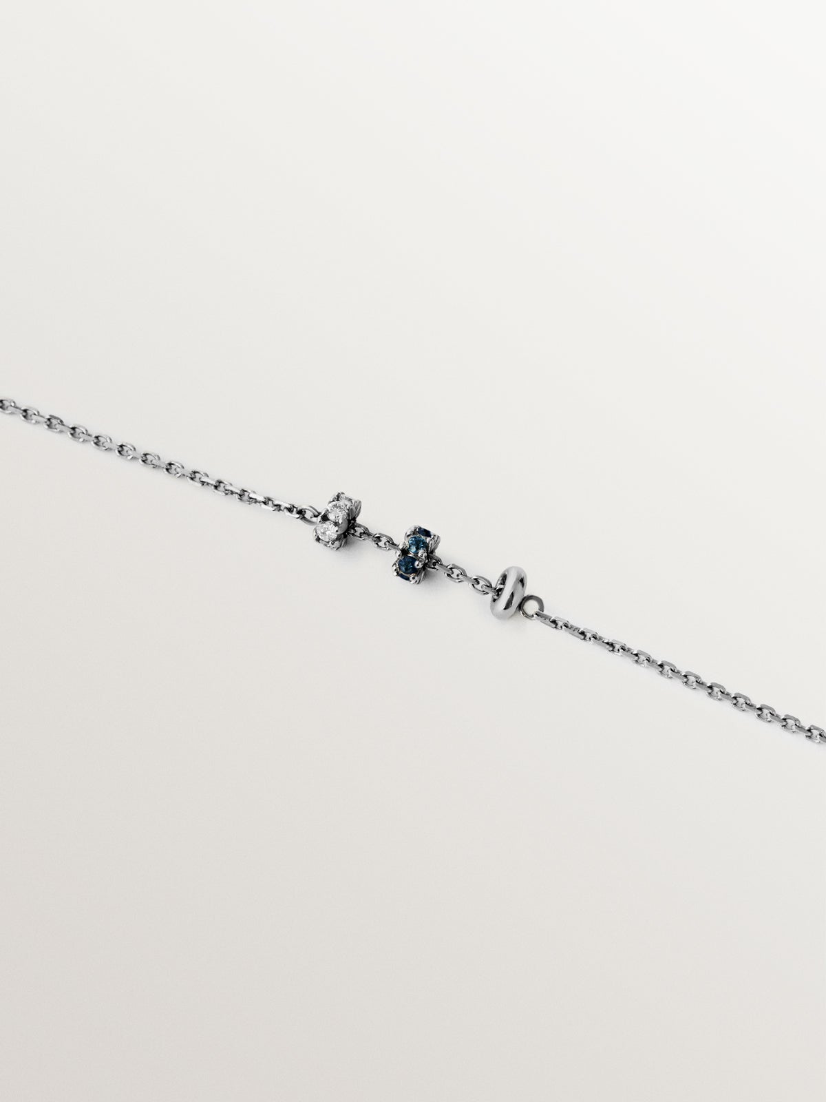 Pulsera de oro blanco de 9K con zafiros azules y diamantes
