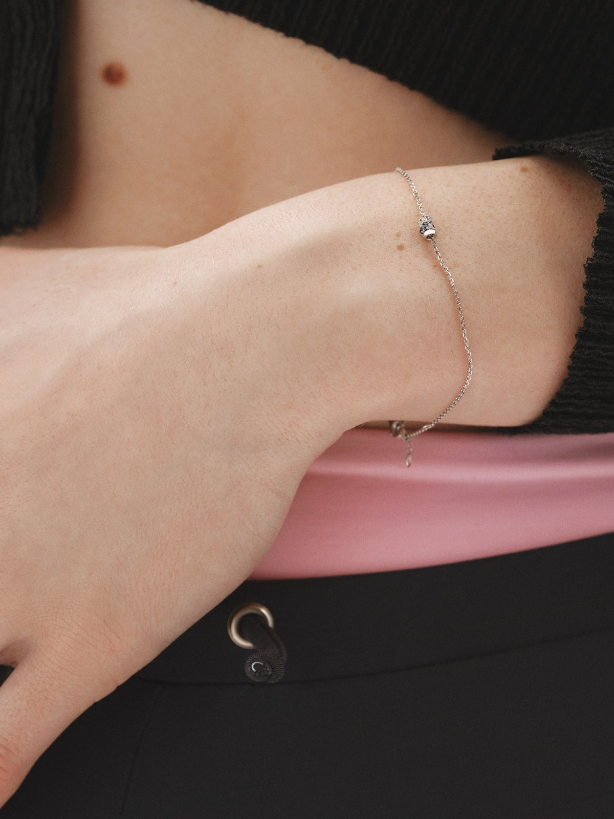 Pulsera de oro blanco de 9K con zafiros azules y diamantes