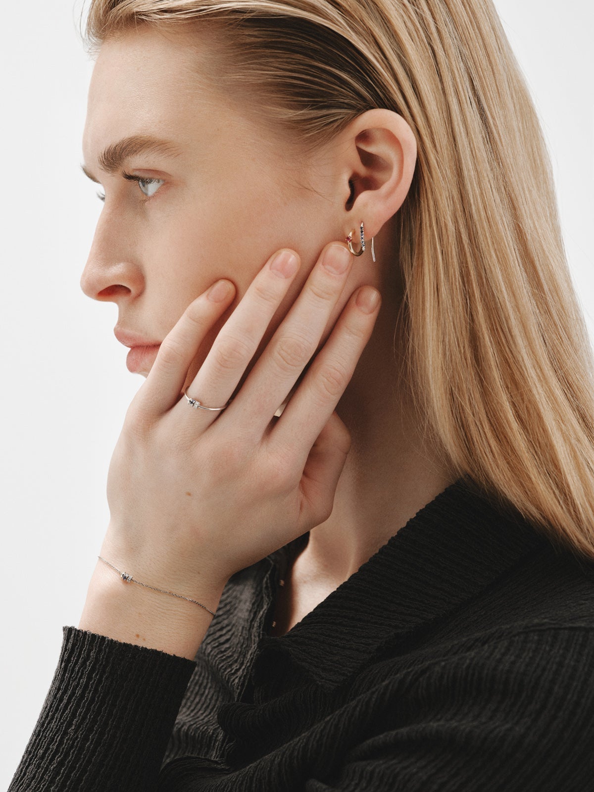 Pulsera de oro blanco de 9K con zafiros azules y diamantes