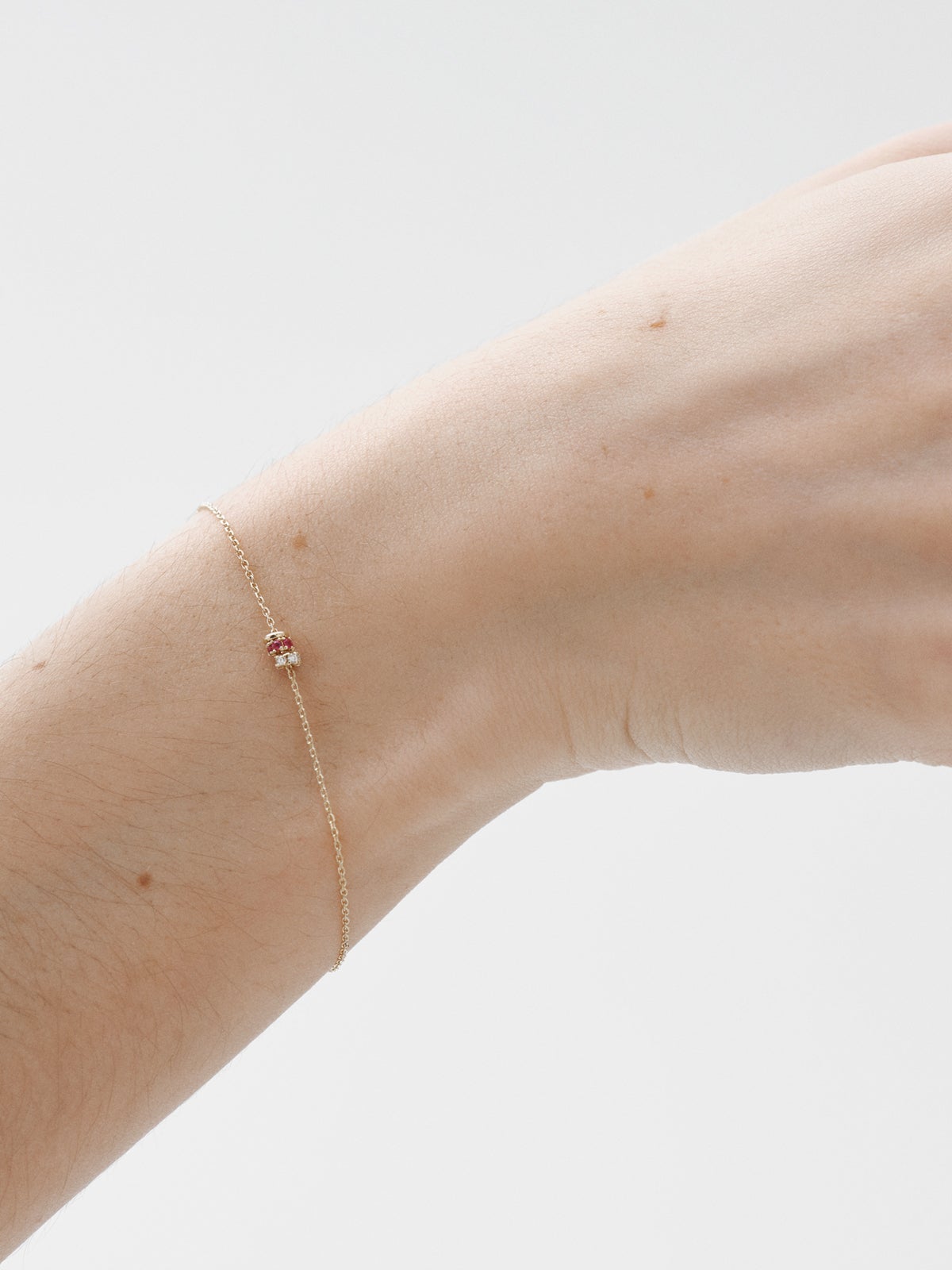 Pulsera de oro amarillo de 9K con rubís y diamantes