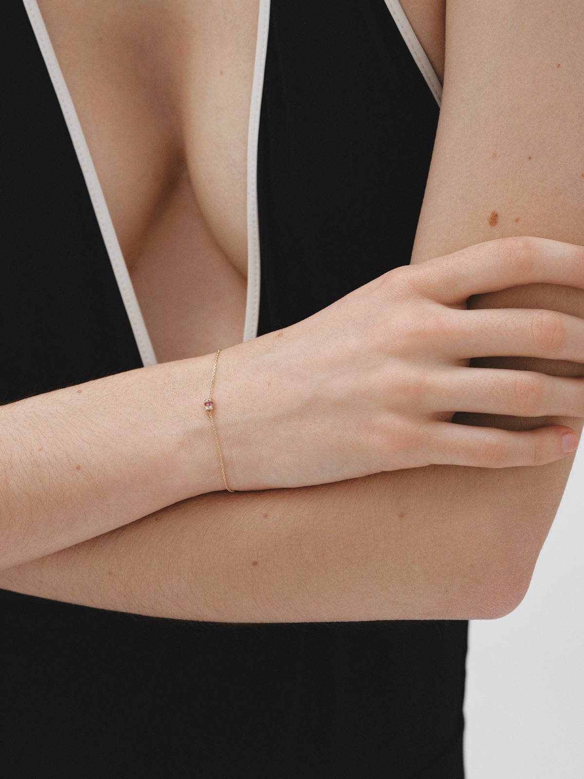 Pulsera de oro amarillo de 9K con rubís y diamantes