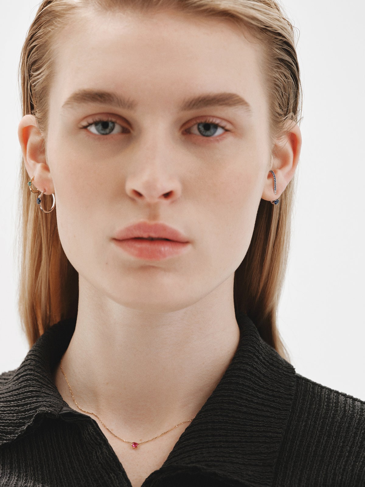 Pendiente individual de oro blanco de 9K con zafiros azules y diamantes