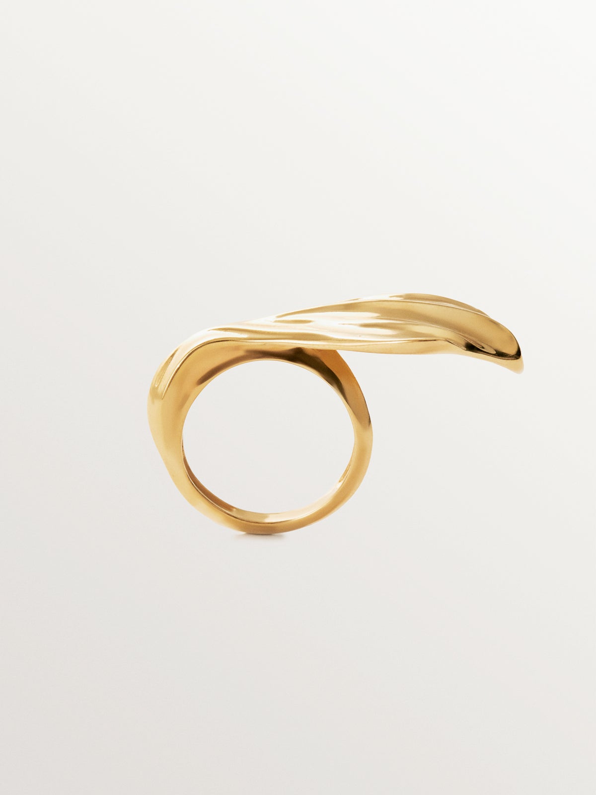 Anillo de plata 925 bañada en oro amarillo de 18K con textura