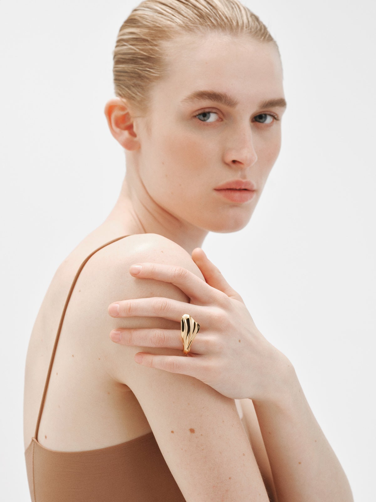 Anillo de plata 925 bañada en oro amarillo de 18K con textura