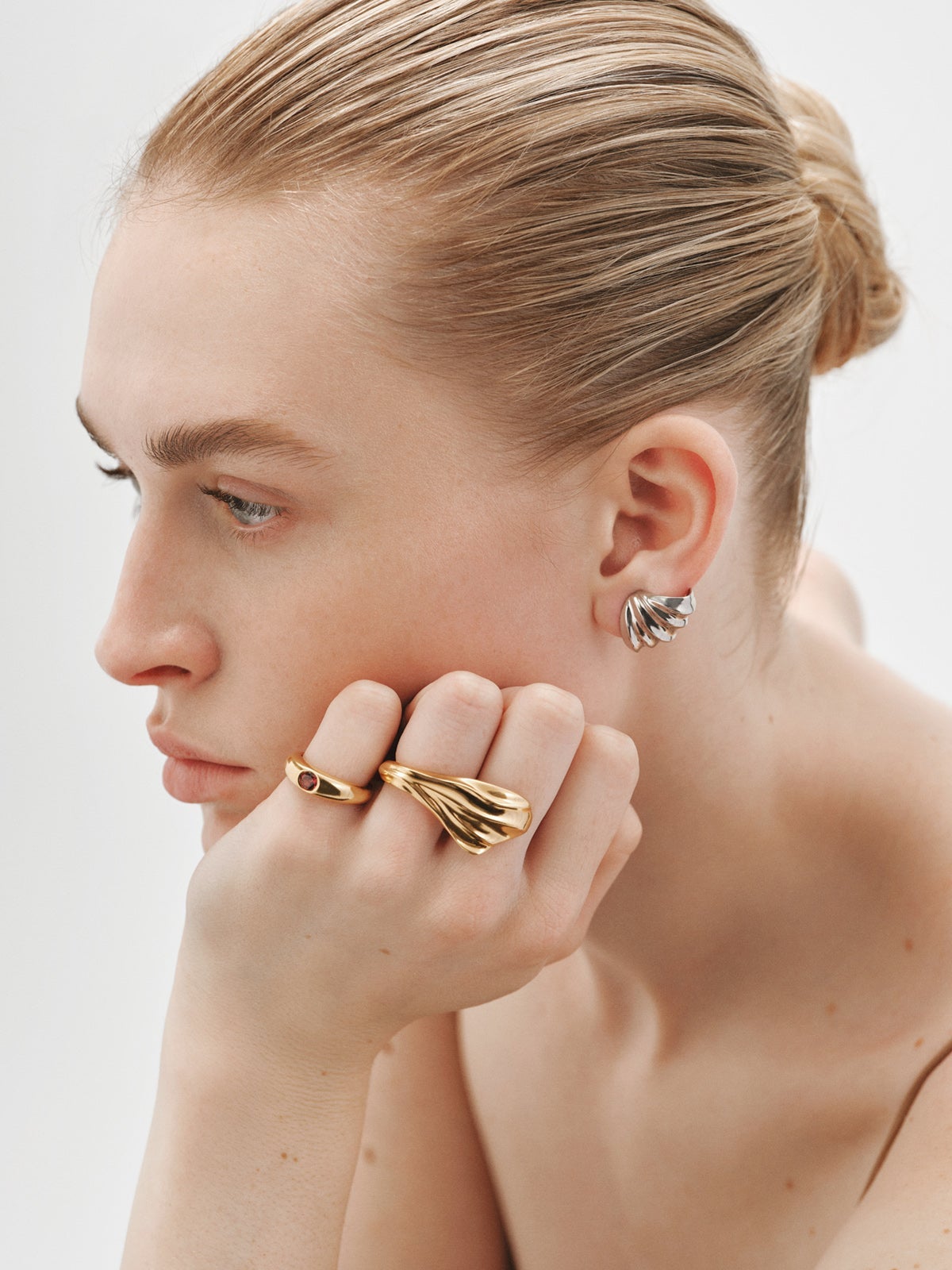 Anillo de plata 925 bañada en oro amarillo de 18K con textura