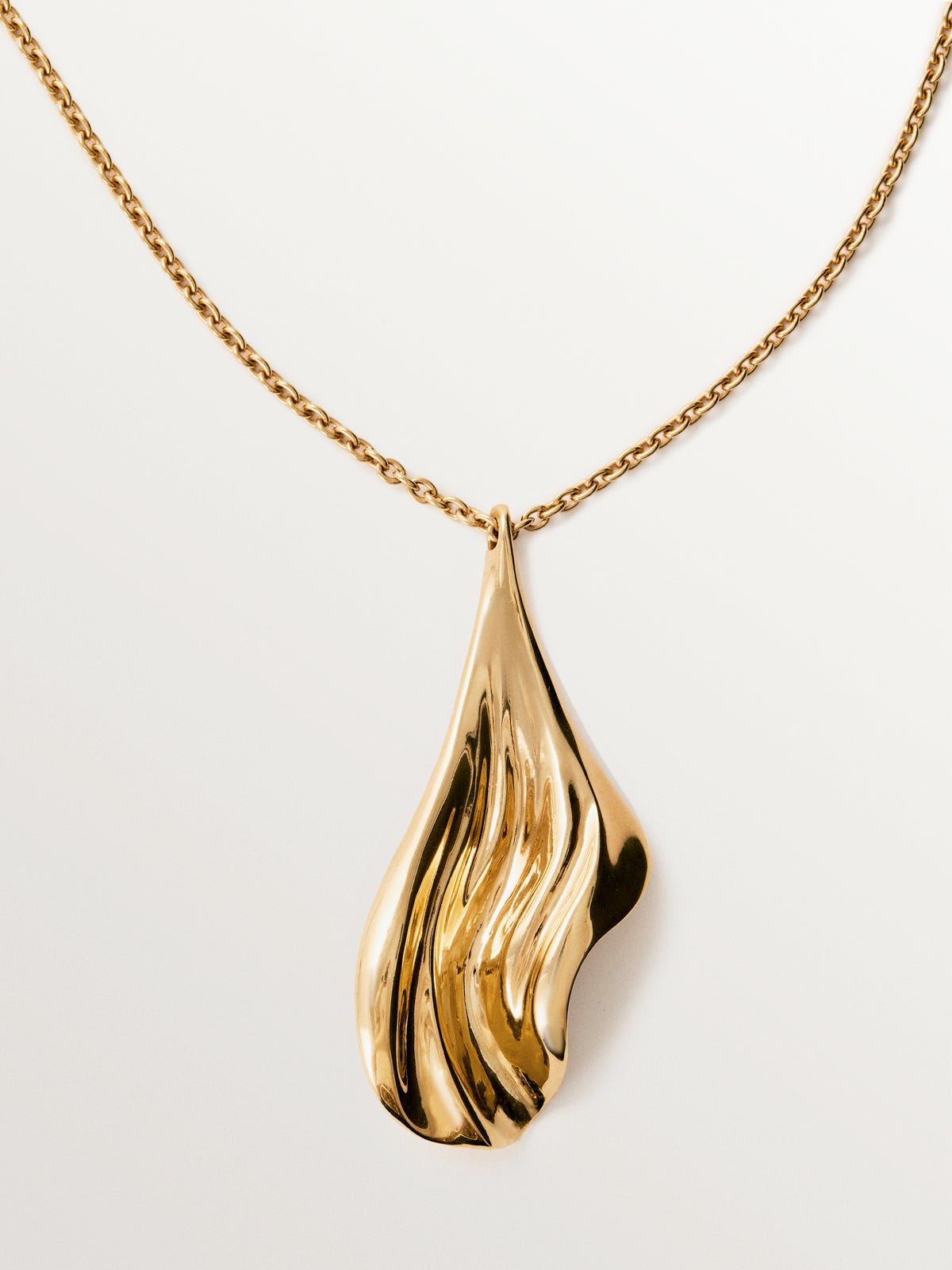 Colgante de plata 925 bañada en oro amarillo de 18K con textura