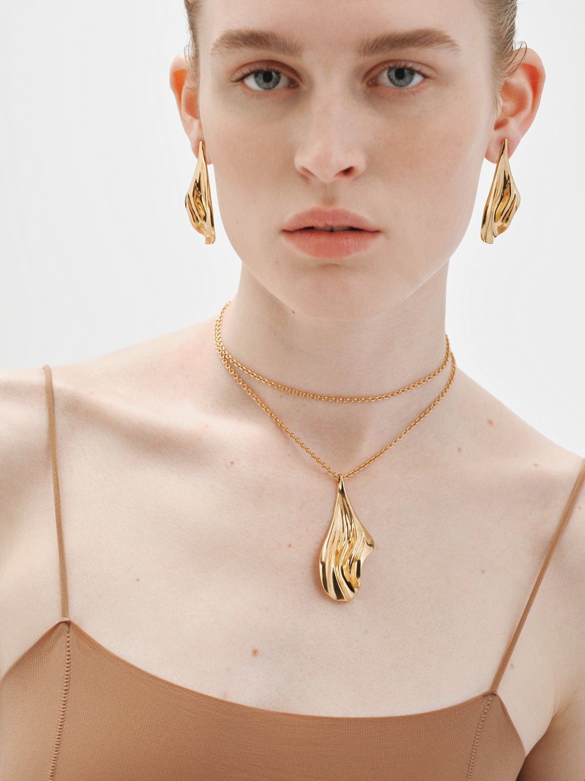 Pendientes de plata 925 bañada en oro amarillo de 18K con textura